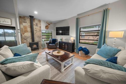 Murchison House | Sunset Cove Cottage- Lakefront With Bar Loft Sunroom & Pier