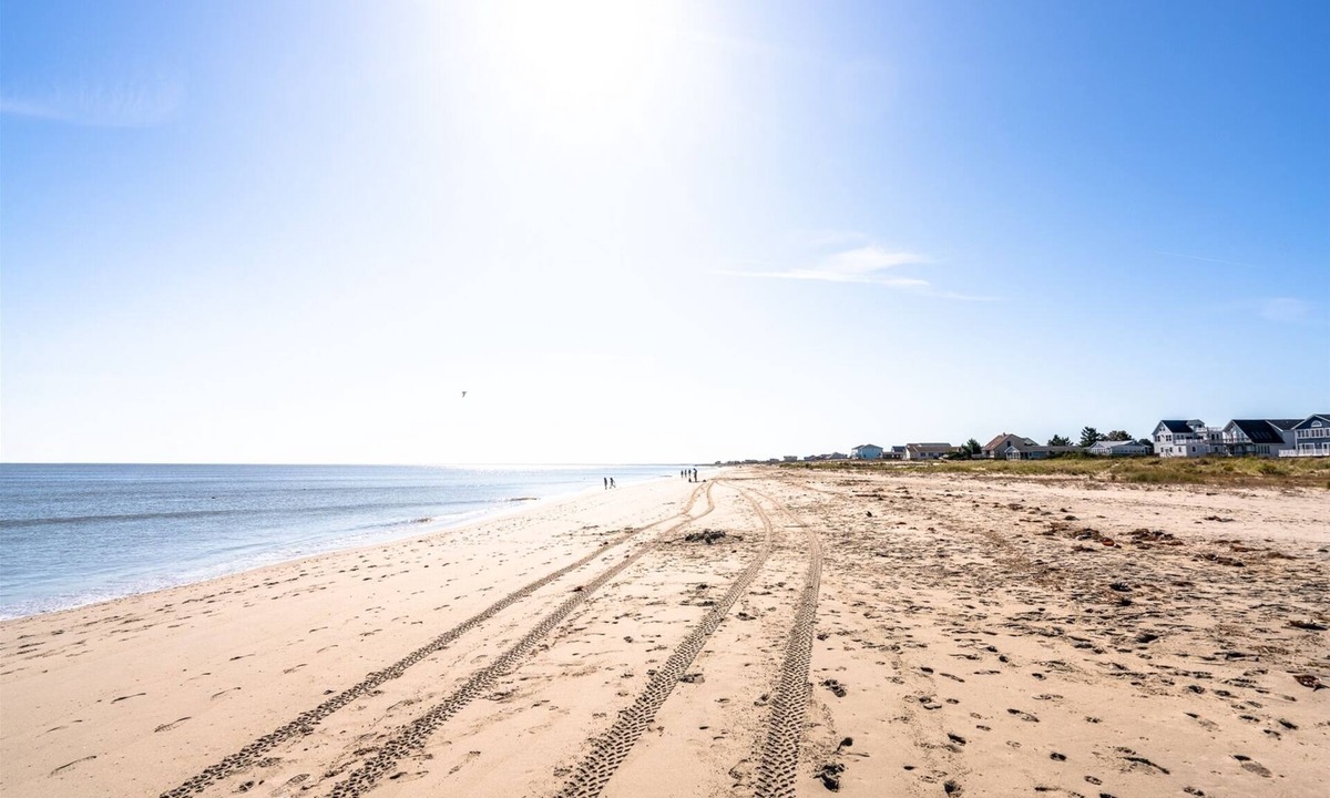 Broadkill Beach House | SUNSET DREAMS - 4 BD & 2.5 BA - Sleeps 8 - Short walk to Beach!