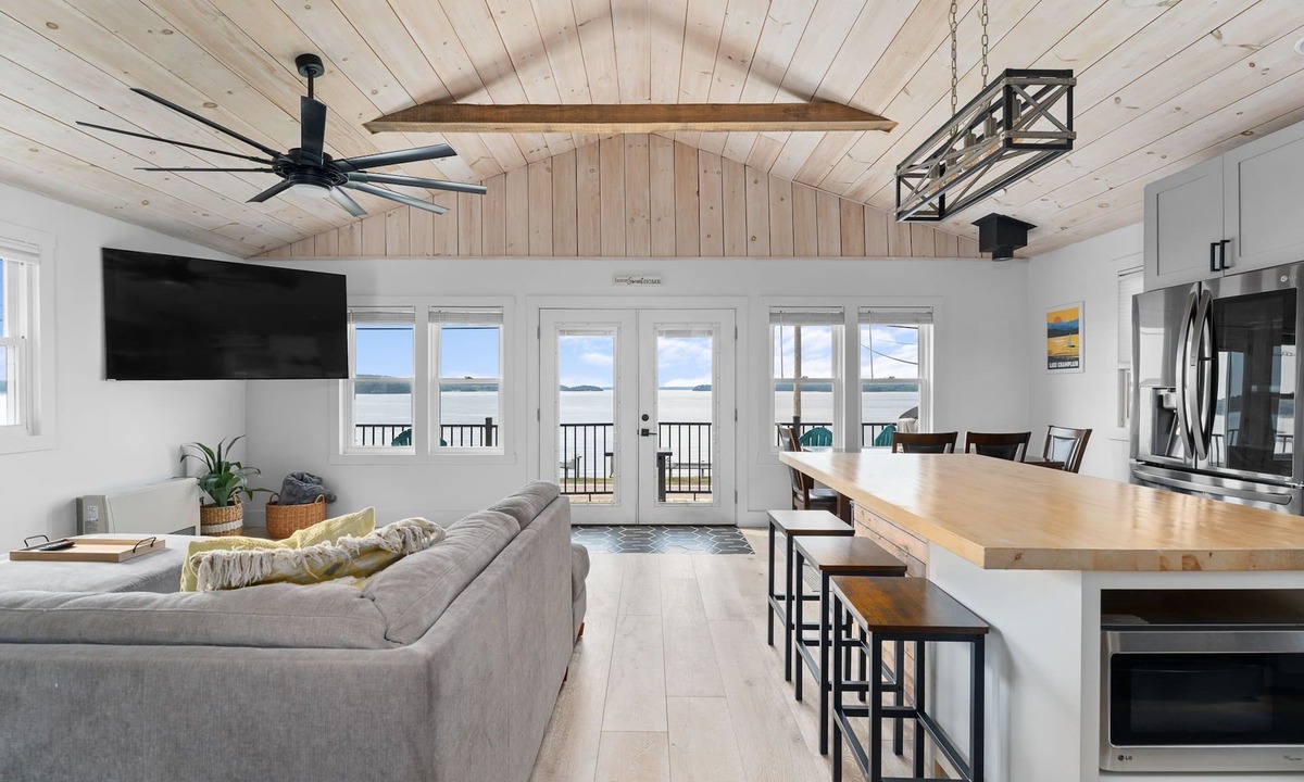 Colchester House | Sunset Getaway ~ Sleeps 8 with Private Beach and Hot Tub