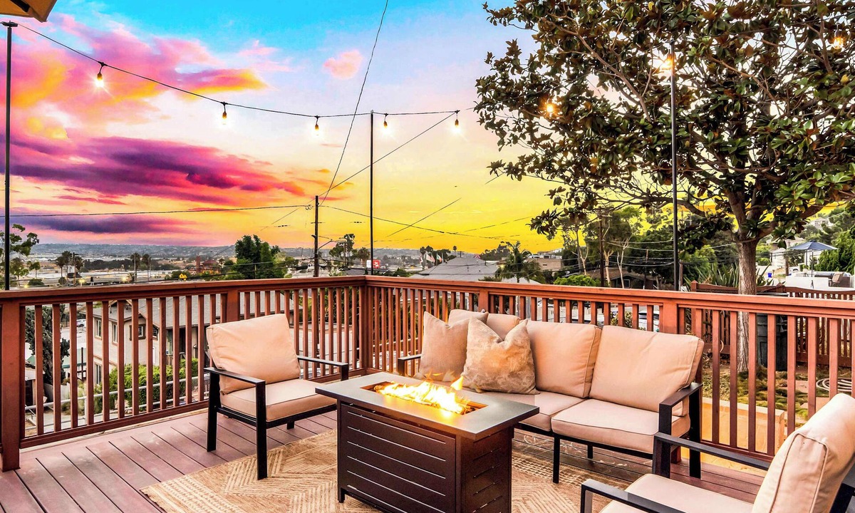 Middletown Apartment | Sunset Harbor Views from Deck! Near Downtown!