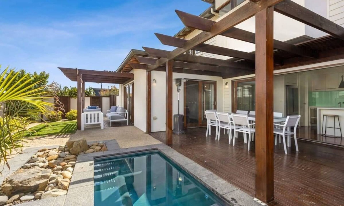 Connewarre House | Sunset Haven: Golf, beach, spa and fire retreat