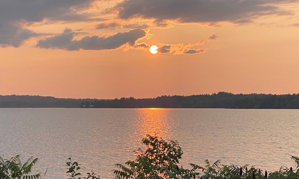 Chisholm House | Sunset Haven in Charming Cottage Bungalow on Peaceful Wasi Lake