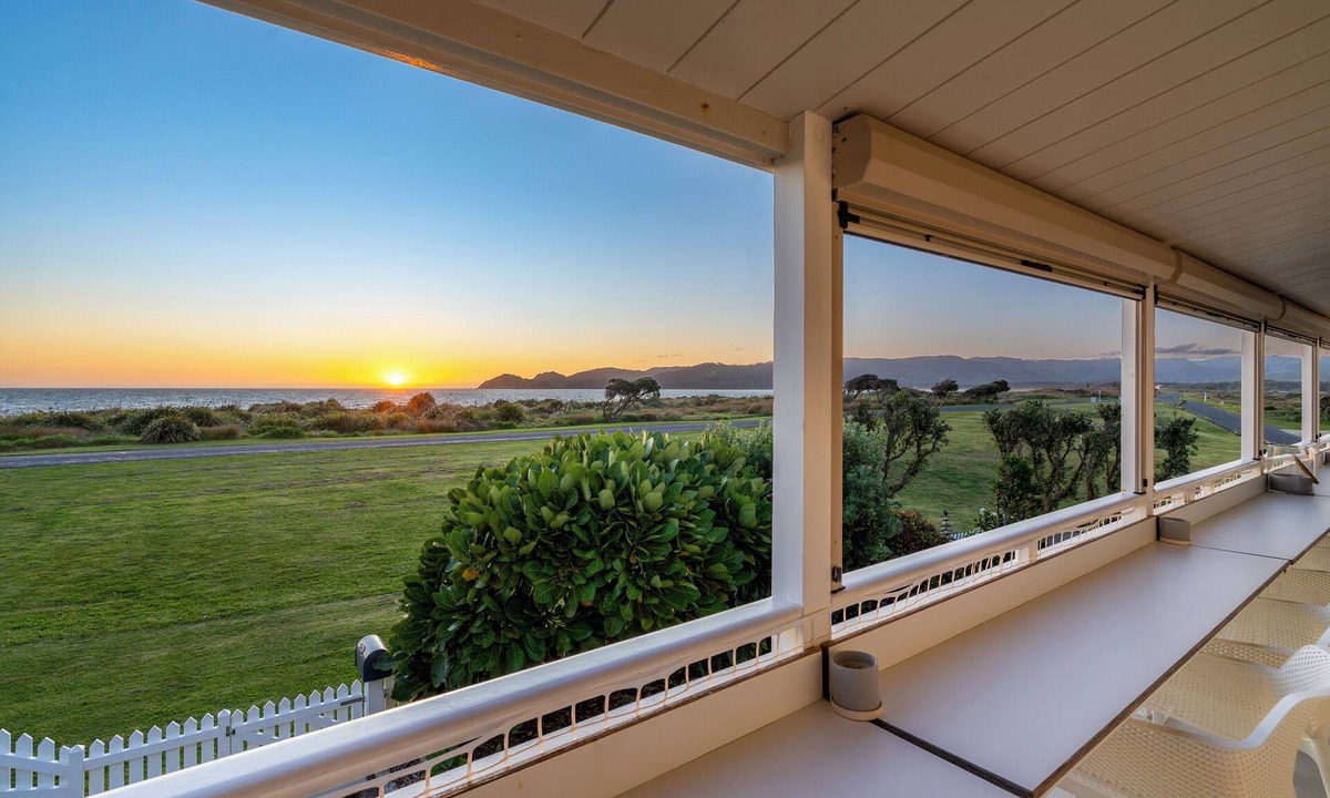 Mahia House | Sunset Haven - Mahia Holiday Home