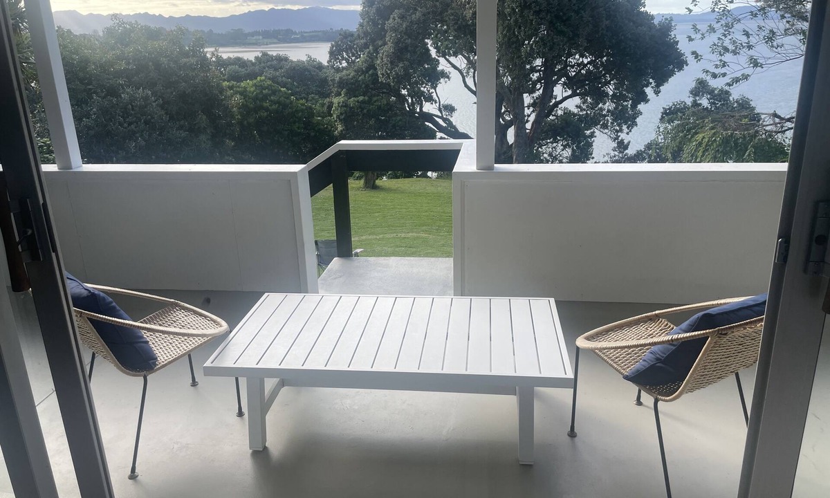 Omokoroa House | Sunset Haven - Waterfront Retreat