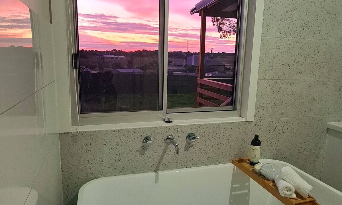 Kingscote House | Sunset Hideaway - In Kingscote