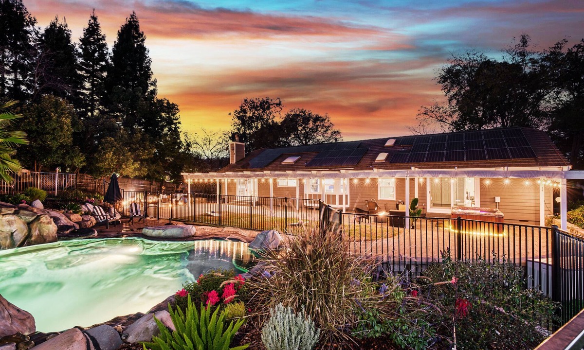 Newcastle House | Sunset House - Pool, Hot Tub, Game Room & Fire Pit