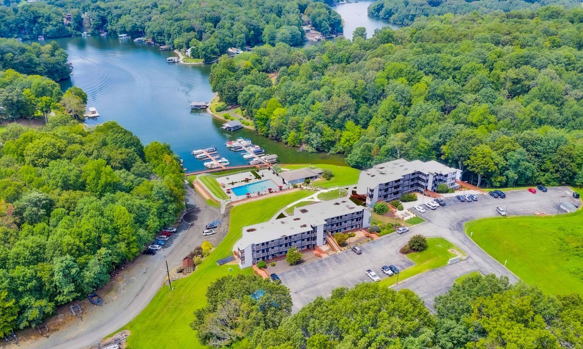 North Shore Condo | Sunset Landing - Waterfront condo with lake-view deck, tennis court & pool