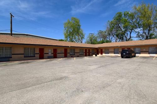 Elgin Hotel | Sunset Lodge Elgin near US 290 by Hotel O