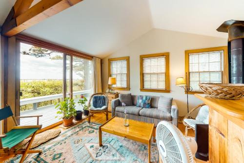 Tisbury House | Sunset on the Vineyard