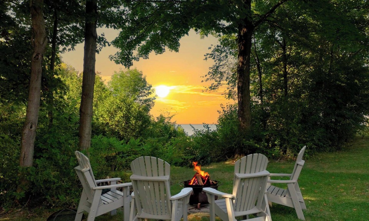 Bluewater Cottage | Sunset Paradise, Lake View, King Bed