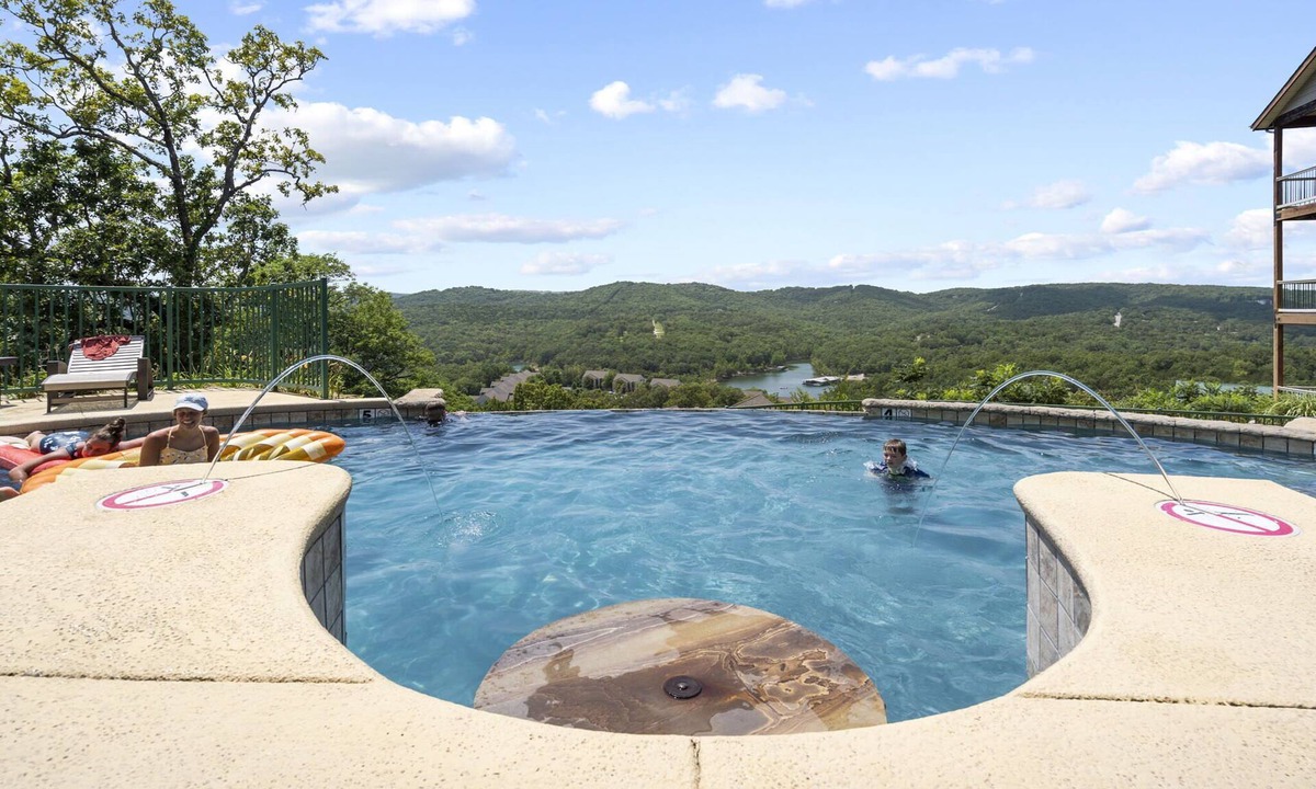 Indian Point Condo | Sunset Retreat | 3 Min from Silver Dollar