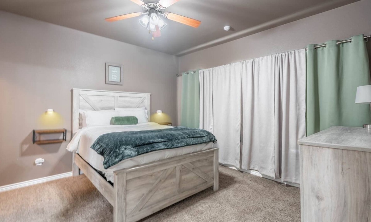 Odessa House | Sunset Retreat, Clean Modern 3BR, Garage, Near 191