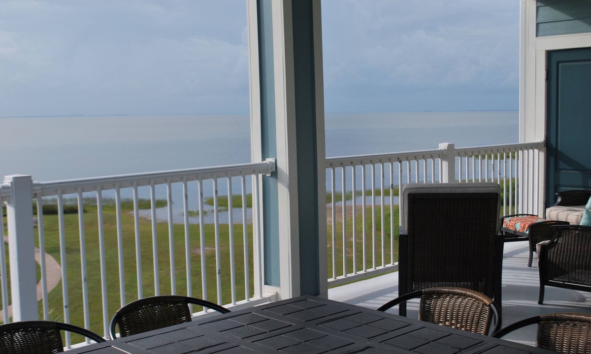 Galveston Condo | Sunset Retreat is an amazing waterfront condo on Galveston Bay in Pointe West!