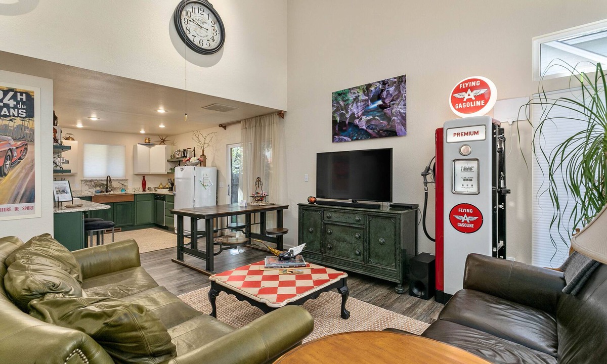 Sunset House | Sunset Retro Ride 2BR + Bikes