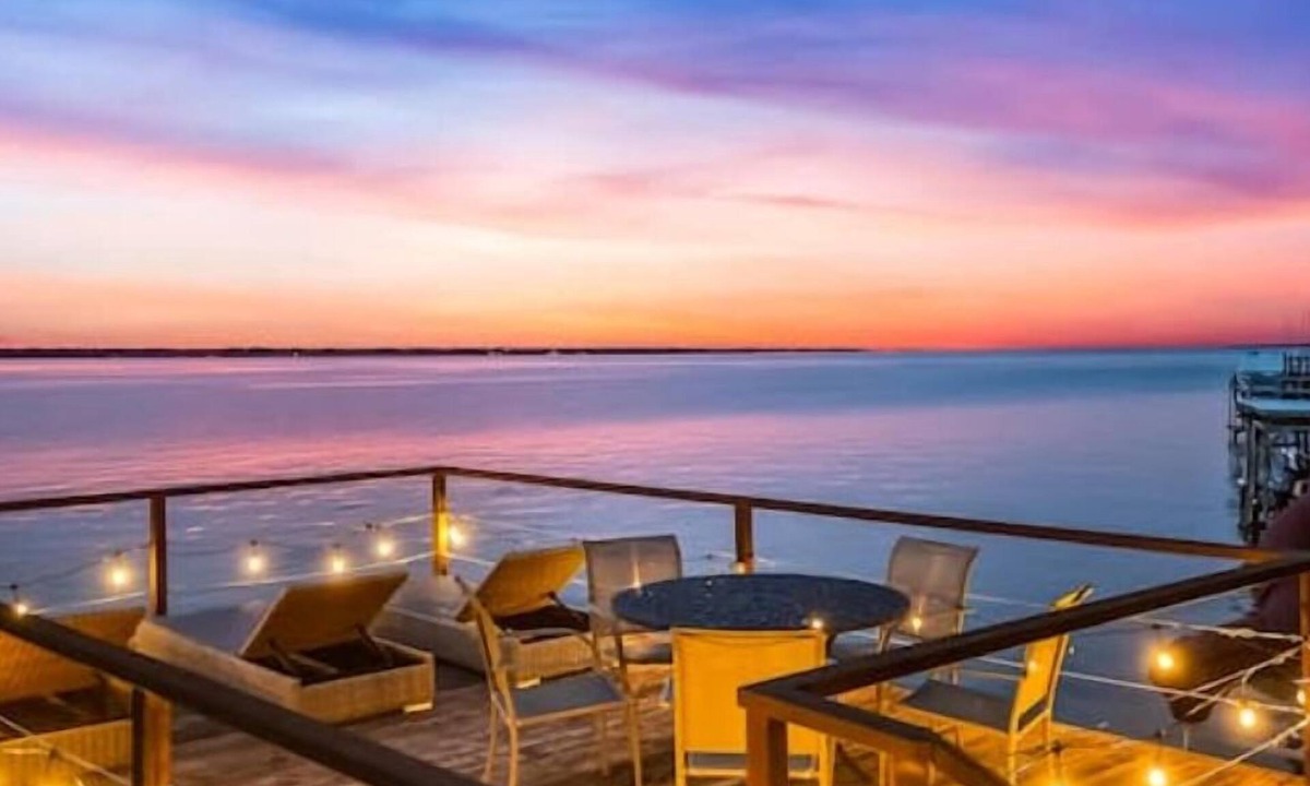 Gun Barrel City House | Sunset Serenity -Lakefront- HotTub - TheatreRoom - FirePit - GameRoom - BoatDock