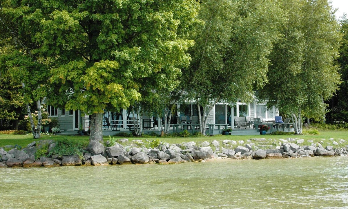 Maple City House | Sunsets on Big Glen Lake w/kayaks, firepit, tennis court sleeps 8, dock