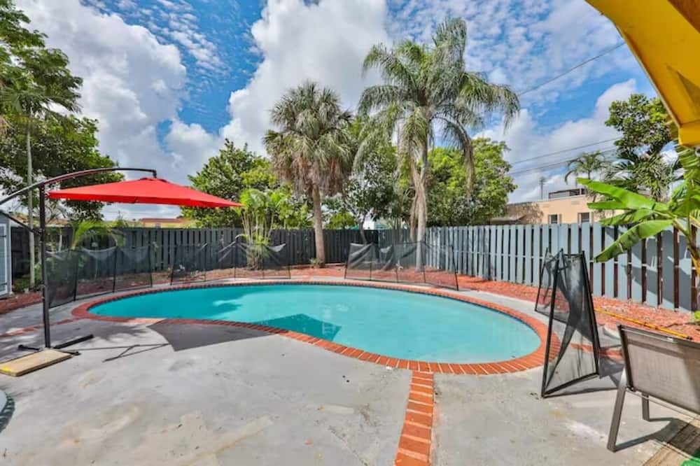 Hollywood Lakes House | Sunshine Joy Miami Pool