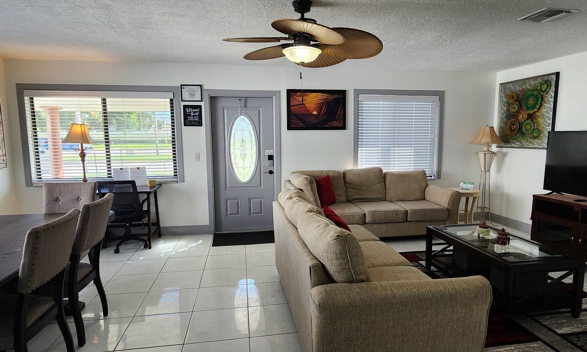 Riviera Beach House | Sunshine Retreat -near Beaches, Ballparks, Eats and Shopping!