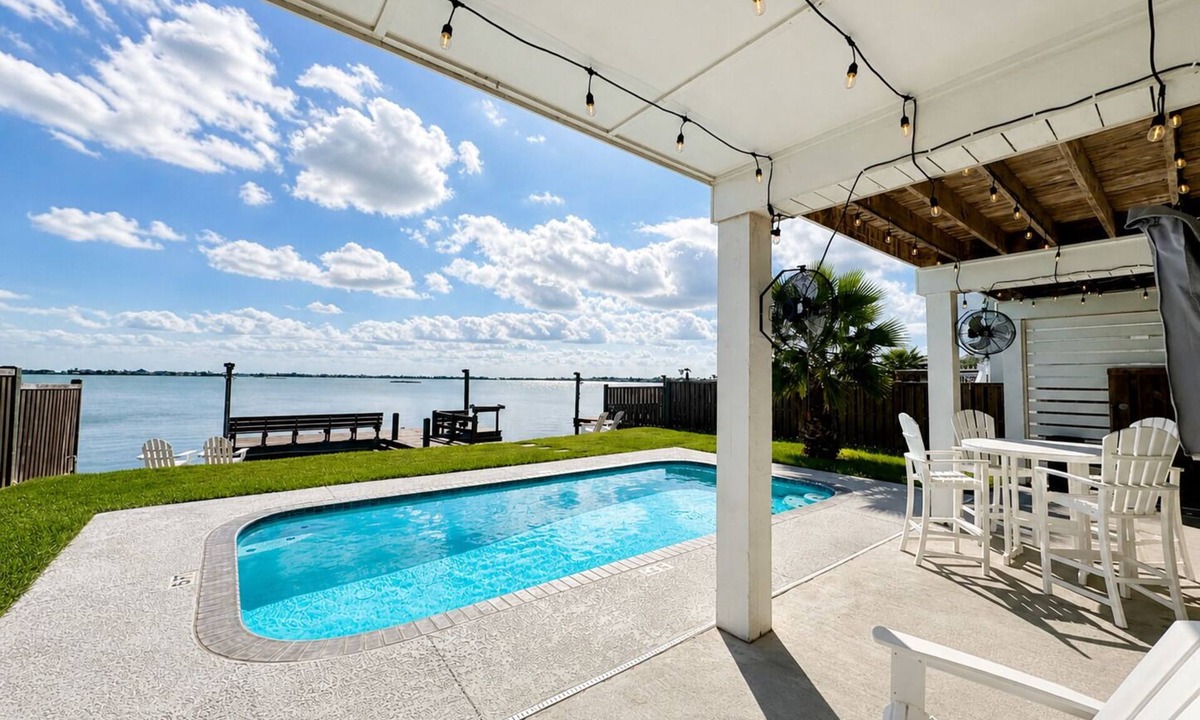 Rockport House | Sunshine Retreat | Waterfront Pool + Lighted Fishing Pier | Sleeps 8