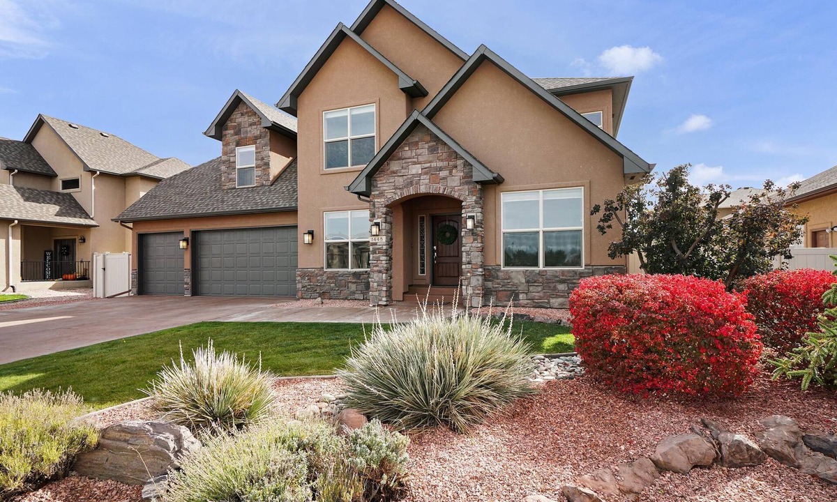 Fruita House | Sunshine Spacious Home w/Fire Pit & Garage