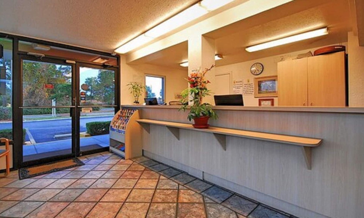 Ferry Pass Hotel | Super 6 Inn & Suites