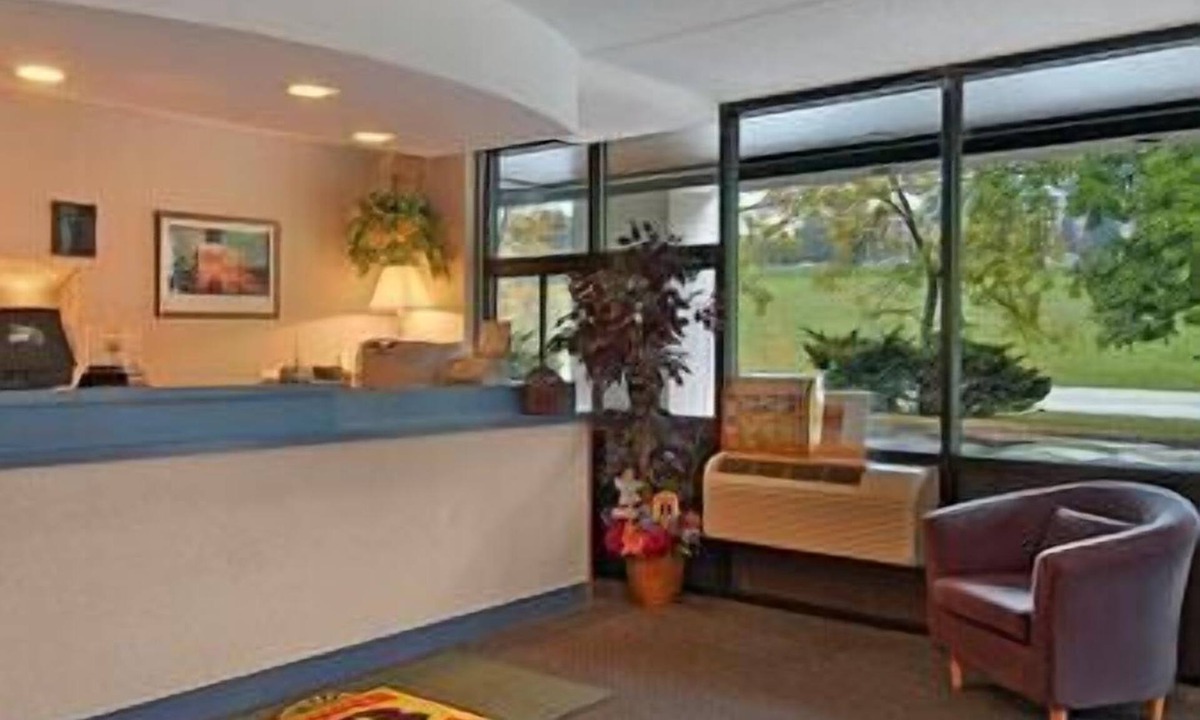 White River Junction Hotel | Super 8 by Wyndham White River Junction
