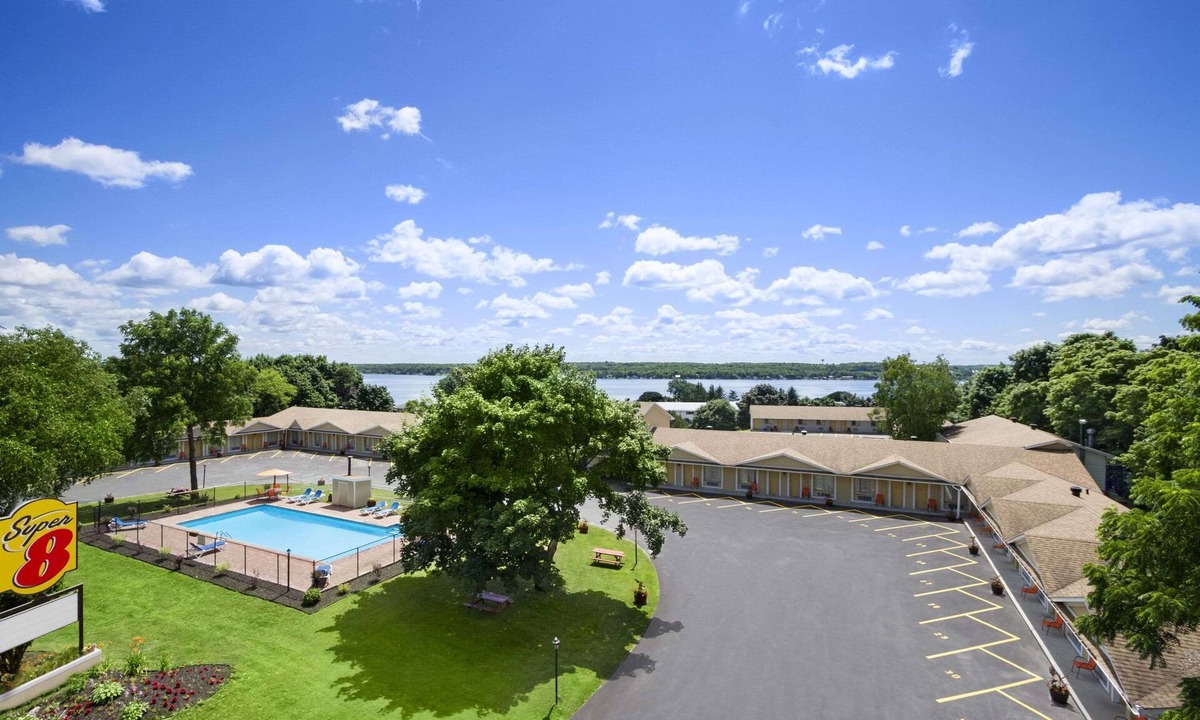 Addison Hotel | Super 8 by Wyndham Brockville