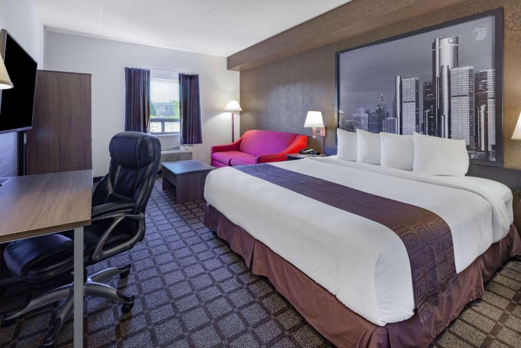Windsor Hotel | Super 8 by Wyndham Ambassador Bridge Windsor ON