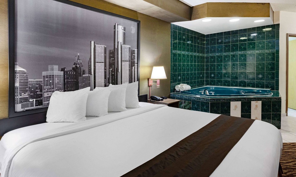 Windsor Hotel | Super 8 by Wyndham Ambassador Bridge Windsor ON