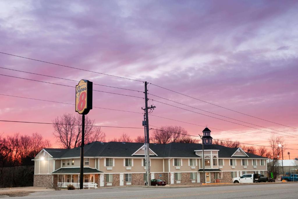 Arkansas City Hotel | Super 8 by Wyndham Arkansas City KS
