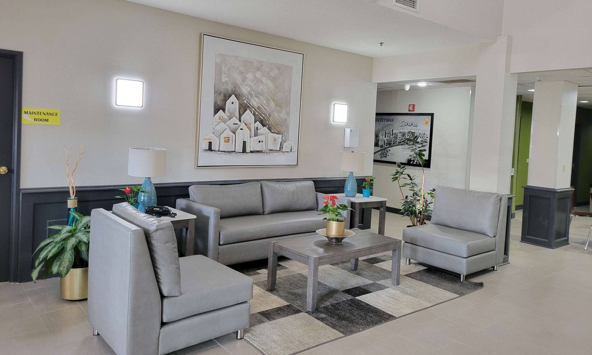 Fox Valley Hotel | Super 8 by Wyndham Aurora/Naperville Area