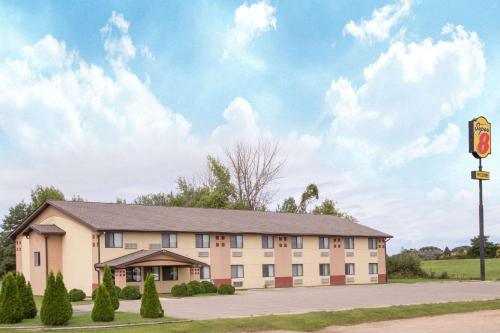 Austin Hotel | Super 8 by Wyndham Austin MN