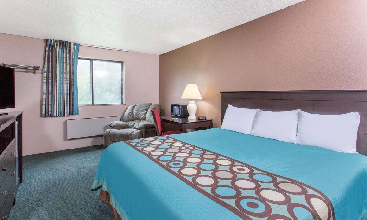 Austin Hotel | Super 8 by Wyndham Austin MN