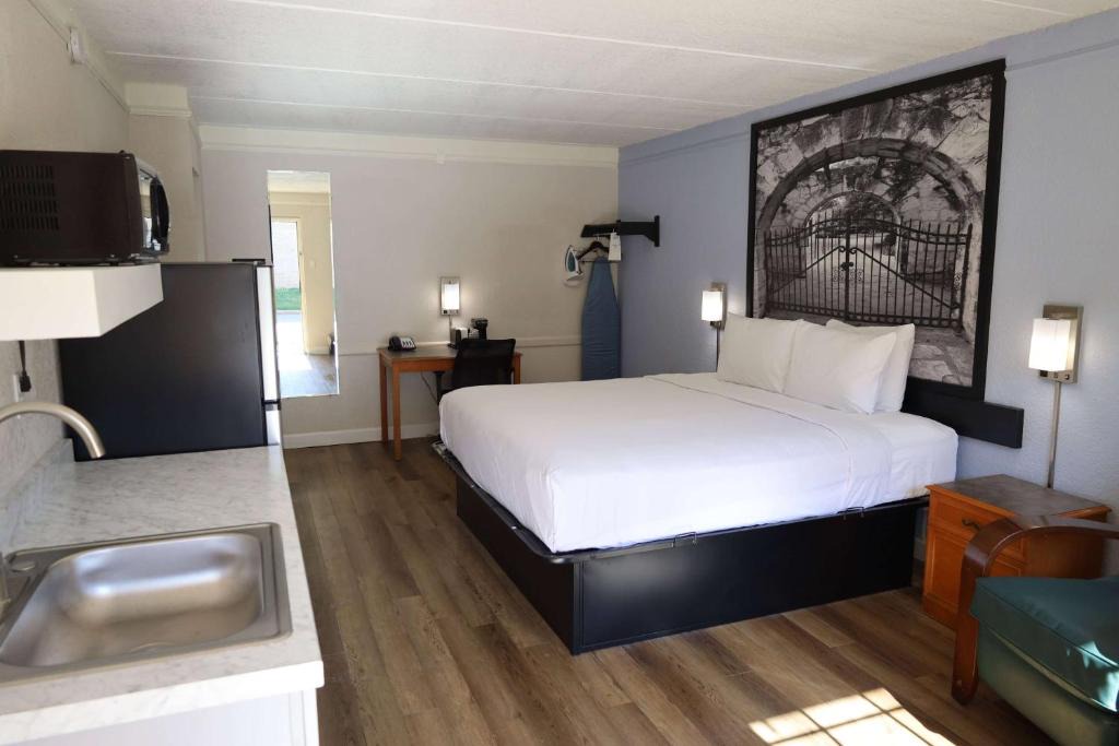 East Congress Hotel | Super 8 by Wyndham Austin South I-35