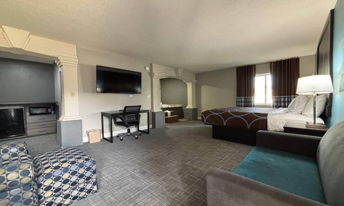 Belleville Hotel | Super 8 by Wyndham Belleville St. Louis Area