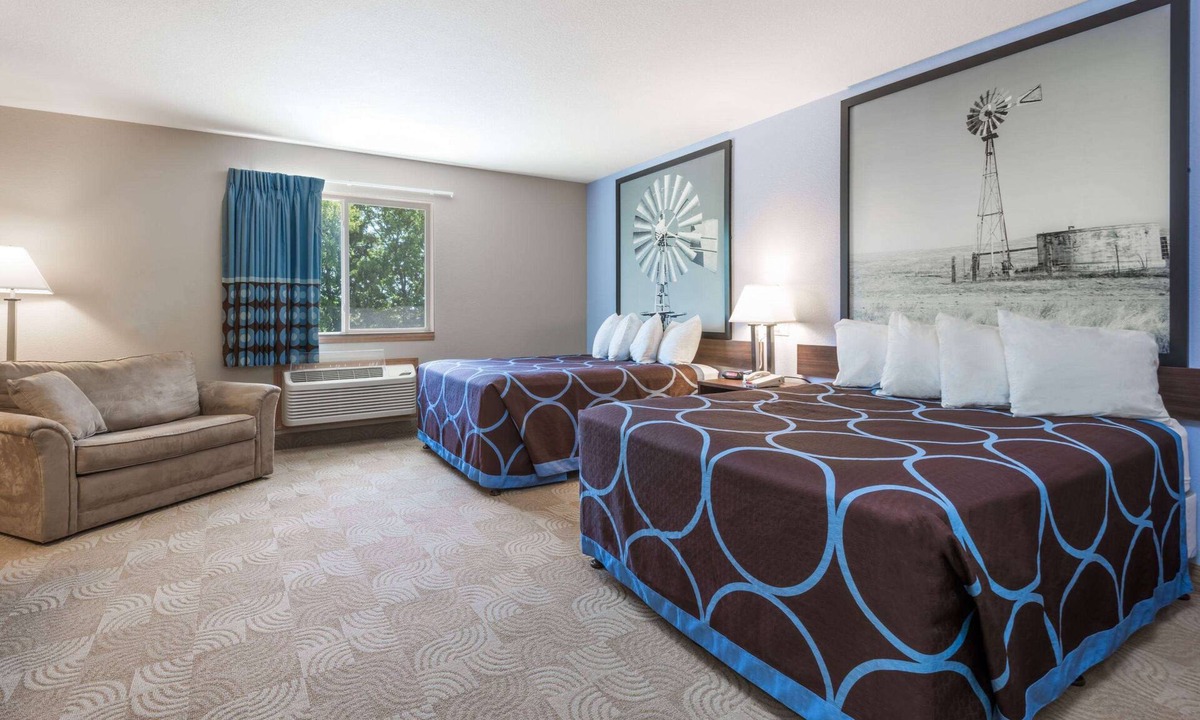 Beloit Hotel | Super 8 by Wyndham Beloit KS