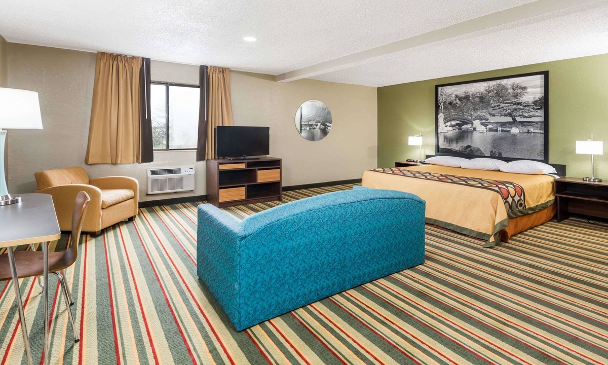 Bloomington Hotel | Super 8 by Wyndham Bloomington/Normal