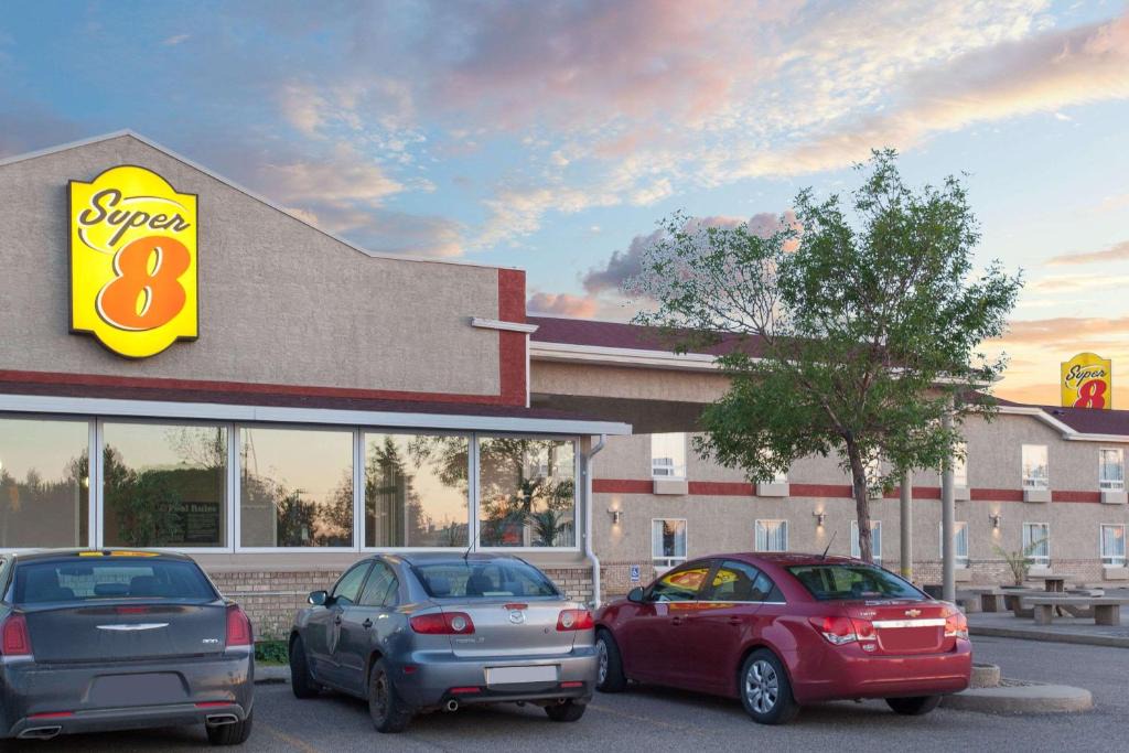 Brandon Hotel | Super 8 by Wyndham Brandon MB