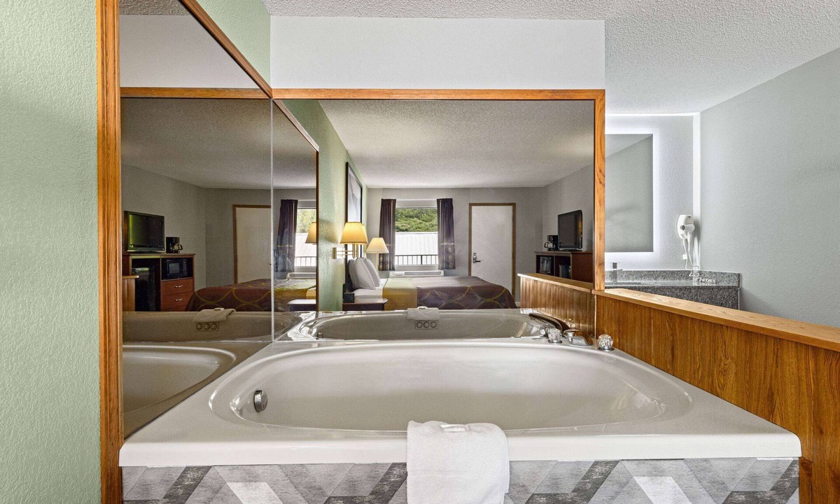 Branson Theater District Hotel | Super 8 by Wyndham Branson/Shepherd of the Hills Exwy