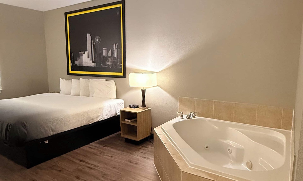 Brenham Hotel | Super 8 by Wyndham Brenham TX