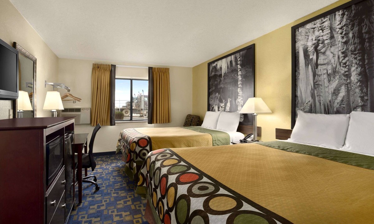 Carlsbad Hotel | Super 8 by Wyndham Carlsbad