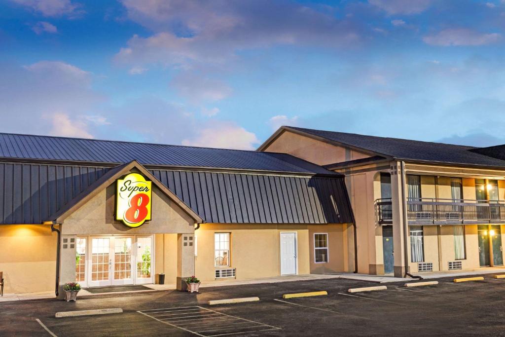Carrollton Hotel | Super 8 by Wyndham Carrollton GA