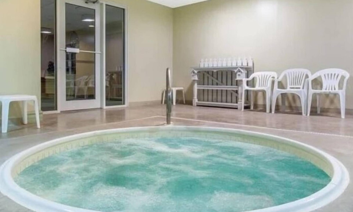 Carthage Hotel | Super 8 by Wyndham Carthage