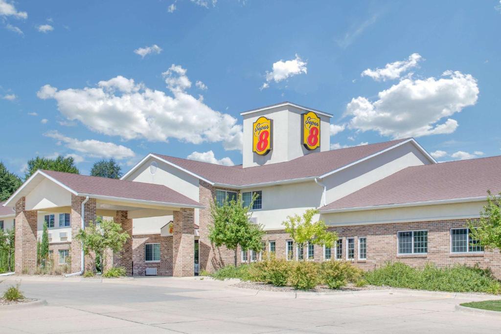 Cedar Falls Hotel | Super 8 by Wyndham Cedar Falls