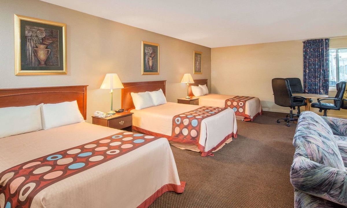 Centerville Hotel | Super 8 by Wyndham Centerville-Richmond