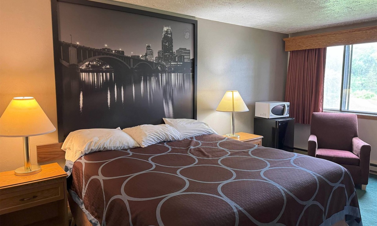 Chaska Hotel | Super 8 by Wyndham Chaska