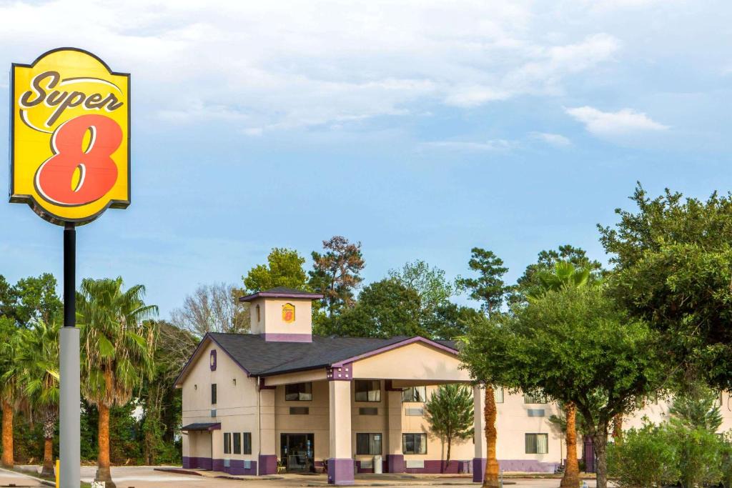 Cleveland Hotel | Super 8 by Wyndham Cleveland TX