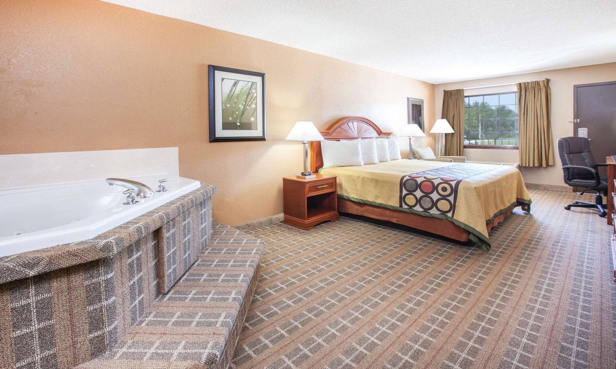 Clinton Hotel | Super 8 by Wyndham Clinton