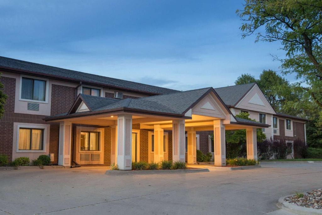 Clive Hotel | Super 8 by Wyndham Clive IA
