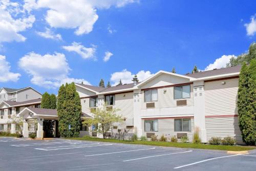 Cloquet Hotel | Super 8 by Wyndham Cloquet